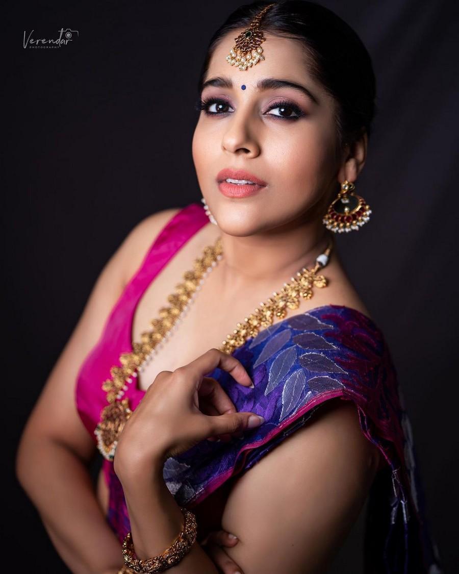 Anchor Rashmi Gautam Looking Traditional In Saree Telugu Rajyam Photos